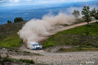 Josh McErlean - Eoin Treacy
59º Vodafone Rally de Portugal 2026. Ford Puma Rally1 (YX22 FCE). Clasificado 18º.
M-Sport Ford WRT

En SS17 Amarante 2 de 26,24 km se salió de pista en el km 19,1, teniendo que ser empujado de nuevo a la carretera por los espectadores.
Mas adelante sufrió un trompo y se le caló el motor.

Estos dos percances le llevaron a perder en éste tramo +3:06.6 con el mejor tiempo conseguido por Sébastien Ogier - Vincent Landais, Toyota GR Yaris Rally1  18:20.1.

Del 7 al 10 de Mayo, Matosinhos.
Superficie: tierra.

El Rallye constaba de 4 etapas con un total de 1874.58 km de los que 344.91 km divididos en 23 tramos eran cronometrados.

Tomaron la salida 67 equipos, finalizaron 47.

© Vladislav Maschl

Palabras clave: Ford;Puma;Rally1;Portugal;2026