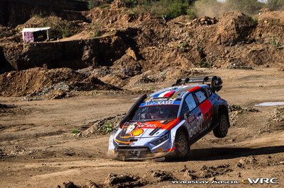 Adrien Fourmaux - Alexandre Coria
74º Safari Rally Kenya 2026. Hyundai i20 N Rally1 (ALZ WR 917). Clasificado 2º.
Hyundai Shell Mobis WRT

Del 12 al 15 de Marzo, Naivasha.
Superficie: tierra.

El Rally constaba de 4 etapas con un total de 1205.46 km de los que 338.34 km divididos en 20 tramos eran cronometrados.

Tomaron la salida 41 equipos, finalizaron 29.

© Vladislav Maschl

Palabras clave: Hyundai;Rally1;Kenya;2026