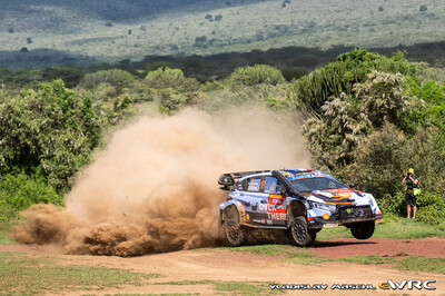 Adrien Fourmaux - Alexandre Coria
74º Safari Rally Kenya 2026. Hyundai i20 N Rally1 (ALZ WR 917). Clasificado 2º.
Hyundai Shell Mobis WRT

Del 12 al 15 de Marzo, Naivasha.
Superficie: tierra.

El Rally constaba de 4 etapas con un total de 1205.46 km de los que 338.34 km divididos en 20 tramos eran cronometrados.

Tomaron la salida 41 equipos, finalizaron 29.

© Vladislav Maschl

Palabras clave: Hyundai;Rally1;Kenya;2026