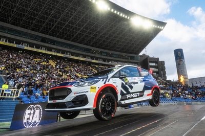 Gil Membrado - Adrián Pérez
50º Rally Islas Canarias - Rally of Spain 2026. Ford Fiesta Rally3 (S 5268 BCL). Clasificado 31º y 1º en WRC3.

Membrado se convierte en el piloto español más joven en ganar una prueba del WRC3.

Membrado se aprovechó de un error en la elección de neumáticos de su rival, que utilizó dos juegos de duros y dos blandos y perdió 38 segundos en la clasificación general.

Un resultado que ponía al piloto de Olost a la cabeza, con mucho tiempo de margen que le permitió gestionar en los restantes tramos cronometrados.

El resultado lo catapulta hasta lo más alto de la clasificación general de WRC3 con 54 puntos.

Del 23 al 26 de Abril, Cavle
Superficie: asfalto

El Rallye constaba de 3 etapas con un total de 1309.16 km de los que 301.30 km divididos en 18 tramos eran cronometrados (uno de ellos fue cancelado SS3 Tejeda - San Mateo 1 de 18,62 km.
La cancelación se debió a que vehículos de espectadores estaban estacionados ilegalmente dentro de un área protegida cerca del escenario).
Se encontraron más de 100 vehículos en la zona.

Tomaron la salida 58 equipos, finalizaron 51.
Palabras clave: Ford;Fiesta;Rally3;Canarias;España;Spain;2026