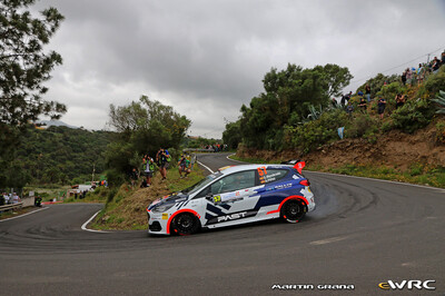 Gil Membrado - Adrián Pérez
50º Rally Islas Canarias - Rally of Spain 2026. Ford Fiesta Rally3 (S 5268 BCL). Clasificado 31º y 1º en WRC3.

Membrado se convierte en el piloto español más joven en ganar una prueba del WRC3.

Membrado se aprovechó de un error en la elección de neumáticos de su rival, que utilizó dos juegos de duros y dos blandos y perdió 38 segundos en la clasificación general.

Un resultado que ponía al piloto de Olost a la cabeza, con mucho tiempo de margen que le permitió gestionar en los restantes tramos cronometrados.

El resultado lo catapulta hasta lo más alto de la clasificación general de WRC3 con 54 puntos.

Del 23 al 26 de Abril, Cavle
Superficie: asfalto

El Rallye constaba de 3 etapas con un total de 1309.16 km de los que 301.30 km divididos en 18 tramos eran cronometrados (uno de ellos fue cancelado SS3 Tejeda - San Mateo 1 de 18,62 km.
La cancelación se debió a que vehículos de espectadores estaban estacionados ilegalmente dentro de un área protegida cerca del escenario).
Se encontraron más de 100 vehículos en la zona.

Tomaron la salida 58 equipos, finalizaron 51.

© Martín Graña

Palabras clave: Ford;Fiesta;Rally3;Canarias;España;Spain;2026
