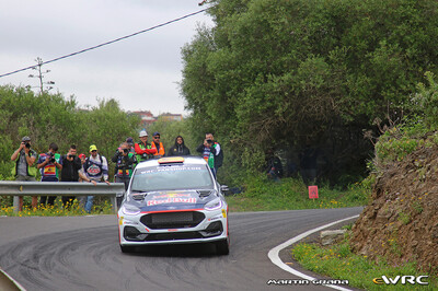 Gil Membrado - Adrián Pérez
50º Rally Islas Canarias - Rally of Spain 2026. Ford Fiesta Rally3 (S 5268 BCL). Clasificado 31º y 1º en WRC3.

Membrado se convierte en el piloto español más joven en ganar una prueba del WRC3.

Membrado se aprovechó de un error en la elección de neumáticos de su rival, que utilizó dos juegos de duros y dos blandos y perdió 38 segundos en la clasificación general.

Un resultado que ponía al piloto de Olost a la cabeza, con mucho tiempo de margen que le permitió gestionar en los restantes tramos cronometrados.

El resultado lo catapulta hasta lo más alto de la clasificación general de WRC3 con 54 puntos.

Del 23 al 26 de Abril, Cavle
Superficie: asfalto

El Rallye constaba de 3 etapas con un total de 1309.16 km de los que 301.30 km divididos en 18 tramos eran cronometrados (uno de ellos fue cancelado SS3 Tejeda - San Mateo 1 de 18,62 km.
La cancelación se debió a que vehículos de espectadores estaban estacionados ilegalmente dentro de un área protegida cerca del escenario).
Se encontraron más de 100 vehículos en la zona.

Tomaron la salida 58 equipos, finalizaron 51.

© Martín Graña

Palabras clave: Ford;Fiesta;Rally3;Canarias;España;Spain;2026