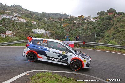 Gil Membrado - Adrián Pérez
50º Rally Islas Canarias - Rally of Spain 2026. Ford Fiesta Rally3 (S 5268 BCL). Clasificado 31º y 1º en WRC3.

Membrado se convierte en el piloto español más joven en ganar una prueba del WRC3.

Membrado se aprovechó de un error en la elección de neumáticos de su rival, que utilizó dos juegos de duros y dos blandos y perdió 38 segundos en la clasificación general.

Un resultado que ponía al piloto de Olost a la cabeza, con mucho tiempo de margen que le permitió gestionar en los restantes tramos cronometrados.

El resultado lo catapulta hasta lo más alto de la clasificación general de WRC3 con 54 puntos.

Del 23 al 26 de Abril, Cavle
Superficie: asfalto

El Rallye constaba de 3 etapas con un total de 1309.16 km de los que 301.30 km divididos en 18 tramos eran cronometrados (uno de ellos fue cancelado SS3 Tejeda - San Mateo 1 de 18,62 km.
La cancelación se debió a que vehículos de espectadores estaban estacionados ilegalmente dentro de un área protegida cerca del escenario).
Se encontraron más de 100 vehículos en la zona.

Tomaron la salida 58 equipos, finalizaron 51.

© Martín Graña

Palabras clave: Ford;Fiesta;Rally3;Canarias;España;Spain;2026