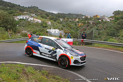 Gil Membrado - Adrián Pérez
50º Rally Islas Canarias - Rally of Spain 2026. Ford Fiesta Rally3 (S 5268 BCL). Clasificado 31º y 1º en WRC3.

Membrado se convierte en el piloto español más joven en ganar una prueba del WRC3.

Membrado se aprovechó de un error en la elección de neumáticos de su rival, que utilizó dos juegos de duros y dos blandos y perdió 38 segundos en la clasificación general.

Un resultado que ponía al piloto de Olost a la cabeza, con mucho tiempo de margen que le permitió gestionar en los restantes tramos cronometrados.

El resultado lo catapulta hasta lo más alto de la clasificación general de WRC3 con 54 puntos.

Del 23 al 26 de Abril, Cavle
Superficie: asfalto

El Rallye constaba de 3 etapas con un total de 1309.16 km de los que 301.30 km divididos en 18 tramos eran cronometrados (uno de ellos fue cancelado SS3 Tejeda - San Mateo 1 de 18,62 km.
La cancelación se debió a que vehículos de espectadores estaban estacionados ilegalmente dentro de un área protegida cerca del escenario).
Se encontraron más de 100 vehículos en la zona.

Tomaron la salida 58 equipos, finalizaron 51.

© Martín Graña

Palabras clave: Ford;Fiesta;Rally3;Canarias;España;Spain;2026
