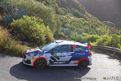 Gil Membrado - Adrián Pérez
50º Rally Islas Canarias - Rally of Spain 2026. Ford Fiesta Rally3 (S 5268 BCL). Clasificado 31º y 1º en WRC3.

Membrado se convierte en el piloto español más joven en ganar una prueba del WRC3.

Membrado se aprovechó de un error en la elección de neumáticos de su rival, que utilizó dos juegos de duros y dos blandos y perdió 38 segundos en la clasificación general.

Un resultado que ponía al piloto de Olost a la cabeza, con mucho tiempo de margen que le permitió gestionar en los restantes tramos cronometrados.

El resultado lo catapulta hasta lo más alto de la clasificación general de WRC3 con 54 puntos.

Del 23 al 26 de Abril, Cavle
Superficie: asfalto

El Rallye constaba de 3 etapas con un total de 1309.16 km de los que 301.30 km divididos en 18 tramos eran cronometrados (uno de ellos fue cancelado SS3 Tejeda - San Mateo 1 de 18,62 km.
La cancelación se debió a que vehículos de espectadores estaban estacionados ilegalmente dentro de un área protegida cerca del escenario).
Se encontraron más de 100 vehículos en la zona.

Tomaron la salida 58 equipos, finalizaron 51.

© Martín Graña

Palabras clave: Ford;Fiesta;Rally3;Canarias;España;Spain;2026