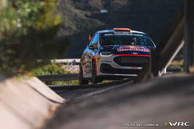 Gil Membrado - Adrián Pérez
50º Rally Islas Canarias - Rally of Spain 2026. Ford Fiesta Rally3 (S 5268 BCL). Clasificado 31º y 1º en WRC3.

Membrado se convierte en el piloto español más joven en ganar una prueba del WRC3.

Membrado se aprovechó de un error en la elección de neumáticos de su rival, que utilizó dos juegos de duros y dos blandos y perdió 38 segundos en la clasificación general.

Un resultado que ponía al piloto de Olost a la cabeza, con mucho tiempo de margen que le permitió gestionar en los restantes tramos cronometrados.

El resultado lo catapulta hasta lo más alto de la clasificación general de WRC3 con 54 puntos.

Del 23 al 26 de Abril, Cavle
Superficie: asfalto

El Rallye constaba de 3 etapas con un total de 1309.16 km de los que 301.30 km divididos en 18 tramos eran cronometrados (uno de ellos fue cancelado SS3 Tejeda - San Mateo 1 de 18,62 km.
La cancelación se debió a que vehículos de espectadores estaban estacionados ilegalmente dentro de un área protegida cerca del escenario).
Se encontraron más de 100 vehículos en la zona.

Tomaron la salida 58 equipos, finalizaron 51.

© Tomáš Rehurek

Palabras clave: Ford;Fiesta;Rally3;Canarias;España;Spain;2026