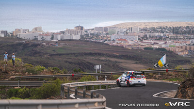 Gil Membrado - Adrián Pérez
50º Rally Islas Canarias - Rally of Spain 2026. Ford Fiesta Rally3 (S 5268 BCL). Clasificado 31º y 1º en WRC3.

Membrado se convierte en el piloto español más joven en ganar una prueba del WRC3.

Membrado se aprovechó de un error en la elección de neumáticos de su rival, que utilizó dos juegos de duros y dos blandos y perdió 38 segundos en la clasificación general.

Un resultado que ponía al piloto de Olost a la cabeza, con mucho tiempo de margen que le permitió gestionar en los restantes tramos cronometrados.

El resultado lo catapulta hasta lo más alto de la clasificación general de WRC3 con 54 puntos.

Del 23 al 26 de Abril, Cavle
Superficie: asfalto

El Rallye constaba de 3 etapas con un total de 1309.16 km de los que 301.30 km divididos en 18 tramos eran cronometrados (uno de ellos fue cancelado SS3 Tejeda - San Mateo 1 de 18,62 km.
La cancelación se debió a que vehículos de espectadores estaban estacionados ilegalmente dentro de un área protegida cerca del escenario).
Se encontraron más de 100 vehículos en la zona.

Tomaron la salida 58 equipos, finalizaron 51.

© Tomáš Rehurek

Palabras clave: Ford;Fiesta;Rally3;Canarias;España;Spain;2026