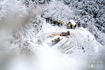 Yuki Yamamoto - James Fulton
94º Rallye Automobile de Monte-Carlo 2026. Toyota GR Yaris Rally2 (SP 1004). Abandonó por accidente en SS15 La Bollène-Vésubie / Moulinet 1 de 23,45 km.
Printsport

Del 22 al 25 de Enero, Gap - Monaco.
Superficie: asfalto - nieve.

El Rally constaba de 4 etapas con un total de 1553.22 km de los que 339.15 km divididos en 17 tramos eran cronometrados.

Tomaron la salida 65 equipos, finaluizaron 48.

© Honza Fronek

Palabras clave: Toyota;Yaris;Rally2;Montecarlo;2026