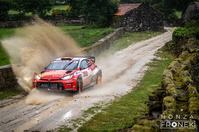 Alejandro Cachón - Borja Rozada
59º Vodafone Rally de Portugal 2026. Toyota GR Yaris Rally2 (2208 MYR). Abandonó por avería mecánica en SS17 Amarante 2 de 26,24 km.
Toyota España

Del 7 al 10 de Mayo, Matosinhos.
Superficie: tierra.

El Rallye constaba de 4 etapas con un total de 1874.58 km de los que 344.91 km divididos en 23 tramos eran cronometrados.

Tomaron la salida 67 equipos, finalizaron 47.

© Honza Fronek

Palabras clave: Toyota;Yaris;Rally2;Portugal;2026