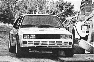 Audi Sport Quattro S2
En los 80 la colaboración entre Audi y Porsche era muy estrecha, ya que Ferdinand Piech nieto de Ferdinand Porsche, era el presidente de Audi y a la vez miembro de la familia propietaria de Porsche.
De ese modo no es extraño que gente de Porsche colaborase en la creacion, (que no en el desarrollo, y ahora me explico) del Audi motor central.

El coche no tuvo ningun tipo de desarrollo por que solo fue probado dos veces de manera breve y en absoluto secreto. Tan secreto era el proyecto que ni el propio Piech lo tenia muy claro y pensaba que solo se estaba trabajando en un prototipo, cuando en realidad se estaban construyendo 4 al mismo tiempo, (1 S2 y 3 RS002), y en lugares distintos.
Esto era así­ por que VW que era la mayor accionista de Audi, estaba pensando en cortar el grifo a Audi Sport por que los éxitos no llegaban y habí­a dado la orden de gastar solo en el desarrollo del S1 E2.

Tan secreta era la cosa que ni los pilotos oficiales tení­an conocimiento de la existencia del coche y fue un piloto de desarrollo del coches de calle el que probo en Desna el prototipo.

Fue una prueba simplemente para saber que todo estaba en su sitio y que el coche funcionaba correctamente. Una vez hecho esto se aviso a Rohrl de que tenia que hacer unas pruebas. Se busco una fecha en la que el piloto estuviese libre y para no tener que dar explicaciones del paradero de Rohrl se decidio hacer la prueba en Austria, lo mas cerca posible de Alemania, en unas pistas forestales cerca de Salzburgo.
Ese dí­a aun de noche salieron dos camiones de Audi en dirección a Austria, pero al llegar al tramo se dieron cuenta que les habí­a seguido un coche con dos fotògrafos, así­ que dieron la vuelta y se fueron otra vez para Alemania sin bajar el coche del camión. Cruzaron la frontera y pararon los camiones y se aseguraron de que nadie los seguía.
Por la tarde se subieron otra vez a los camiones y muy cerca de allí en unos caminos de tierra de Baviera bajaron el coche y Rohrl pudo probarlo.
Hizo 180 km de Test y quedo convencido de que aquel coche era el arma definitiva para luchar de tu a tu con Peugeot y Lancia, de un plumazo se habí­an solucionado tanto los problemas de subviraje en curva lenta, como el comportamiento nervioso en zonas rápidas del S1 E2.

Pocos dí­as después sin saber como, ni quien las hizo, aparecieron fotos en un periódico Austriaco del coche. Tanto en la prueba de Desna como en la de Baviera... y todo se fue al garete.

Los de VW llamaron a Piech y lo pusieron fino, y éste se presento en los talleres de Audi Sport y descubrió que habí­a dos unidades mas diferentes con motor central a parte del que descubrió gracias a las fotos publicadas.
El cabreo fue tal que mando destruir todas ellas en ese mismo instante y en su presencia. Hizo ir ha buscar una excavadora que estaba en el exterior de las instalaciones y ordenó que los aplastaran y posteriormente prensarlos.

Lo que no sabia Peich y por supuesto nadie se lo dijo, es que en Neckarsulm una planta de producción de Audi y en un almacén apartado estaba otra unidad del RS002 ya completamente terminada y con las fibras definitivas, y esa es la que esta en la actualidad expuesta en el museo Audi".

Palabras clave: Audi;Quattro;Grupo_S;1987;Walter_Röhrl