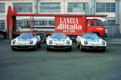44º Rallye Automobile de  Monte-Carlo 1976
Los 3 Lancia Stratos de:

10# (TO M54374) de Sandro Munari - Silvio Maiga, clasificado 1º.

6# (TO N12661) Björn Waldegard - Hans Thorszelius, clasificado 2º.

8# Raffaele Pinto - Arnaldo Bernacchini, abandonó por motor.

Del 17 al 24 de Enero, Monte-Carlo.
Superficie: asfalto - nieve.

El Rally tenia un total de 4500 km de los que 530.50 km divididos en 23 tramos eran especiales.

Se inscribieron 163 equipos, tomaron la salida 148, finalizaron 84.
Palabras clave: Montecarlo;Lancia;Stratos;1976;Parque_Cerrado
