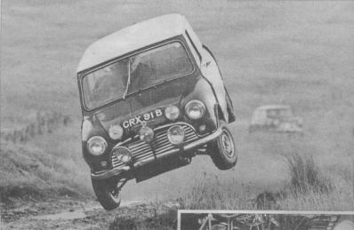 Ensayos para el 14º Daily Mirror RAC Rally 1965
Del 21 al 25 de Noviembre, Londres (Heathrow).
Superficie: tierra - asfalto.

El Rally constaba de 8 etapas con 550.39 km divididos en 57 tramos cronmetrados.

Tomaron la salida 185 equipos, finalizaron 62.
Palabras clave: Mini;Gran_Bretaña;1965;Daily_Mirror;RAC_Rally