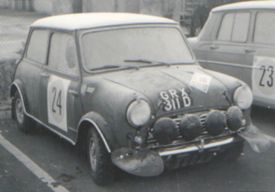Parque Cerrado del 16º RAC Rally (Gran Bretaña) 1967
En primer termino el Mini Cooper S 1275 de Timo Mäkinen - Paul Easter, A la derecha el Renault 8 Gordini de Jean-François Piot - John Brown
El Rallye fue cancelado por la fiebre aftosa. Este incidente ocurriò en la và­spera del Rallye, asà­ que se realizo una imitaciòn del mismo en el terreno de pruebas de Bagshot como compensaciòn para la prensa y la televisiòn. Se habà­a persuadido a la ATV para que realizara una gran cobertura, con cà¡maras dentro de los coches por primera vez en la historia del Rallye.
Palabras clave: Mini;Gran_Bretaña;1967