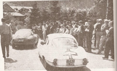Control en el 22º Coupe des Alpes 1961
En primer término el Alfa Giuiletta Sprint de Bussinger - Dupureur.
Al fondo el Alfa Romeo Giulia SZ de Jean Rolland - Gaby Augias, clasificado 2º.
Palabras clave: Alfa_Romeo;Alpes;1961
