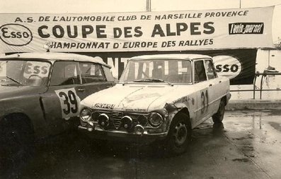 Parque Cerrado del 25º Rally Coupe del Alpes 1964
A la izquierda el Citröen DS 19 de Jean-Claude Ogier - Lucette Pointet, En el centro el Alfa Romeo de Serge Gayte - Philippe Gayte
Palabras clave: Parque_Cerrado;Alpes;1964