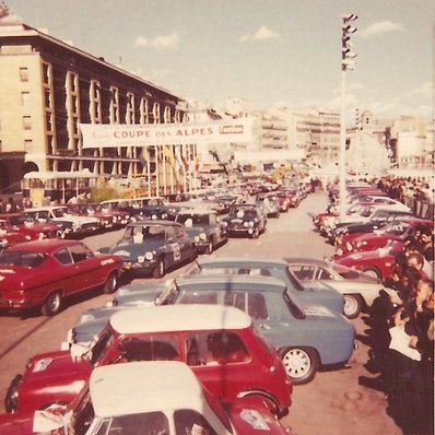 Parque Cerrado del 28º Rally Coupe del Alpes 1967
En primer término el Austin MG de  Sprinzel - Willy Cave.

El Mini Cooper de Timo Mäkinen-Paul Easter, abandonó por transmisión,

Los Renault 8 Gordini de Sylvia Österberg - Ingalill Edenring, clasificada 6º y Harry Källström - Gunnar Häggbom, Clasificado 4º.

El Renault-Alpine A110 de Gérard Weber - Jean Pierre Di Rosa.

En la fila de el medio el Citröen DS21 de Guy Verrier - Jean-Claude Syda, clasificado 12º.

Del 4 al 9 de Septiembre, Marseille - Alpe d'Huez - Menton.
Superficie: asfalto.

Tomaron la salida 80 equipos, finalizaron 15.

Palabras clave: Alpes;1967;Parque_Cerrado