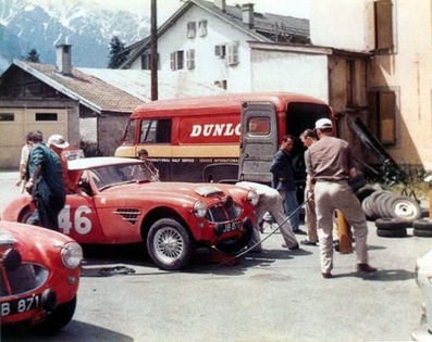 Asistencia de Austin en el 22º Coupe des Alpes 1961
Los Austin Healey 3000 de:

Donald Morley - Erle Morley clasificado 1º.

El morro de la izquierda es el de Peter Riley - Tony Ambrose, abandonó por accidente.
Palabras clave: Austin;Alpes;1961;Asistencias