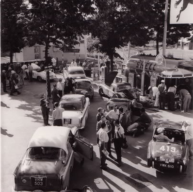 Asistencia 19º Critérium International de la Montagne - Coupe des Alpes 1958
En primer término y ultimo de la fila es el 304# Sunbeam Rapier (VRW 503) de Raymond Baxter - David Humphrey, abandonó.

Delante el también Sunbeam Rapier 306# (VHW 307) de 309# Tommy Sopwith - Bill Deane, Clasificado 9º.

A la derecha fuera de la fila el 419# Triumph TR3 (VWK 610) de Annie Soisbault-de Montaigu - Régine Gordine, abandonó por problemas mecánicos.

Del 7 al 12 de Julio, Marseille-Brescia-Les Gets-Marseille.
Superficie: asfalto - tierra.

Tomaron la salida 55 equipos, finalizaron 25.

Palabras clave: Triumph;Sunbeam;Alpes;1958;Asistencias
