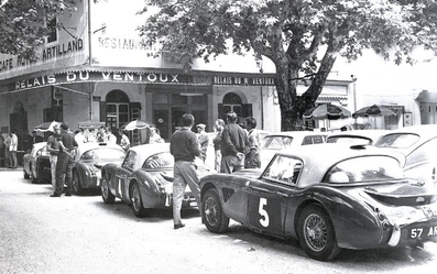 Control en el 23º Rally Coupe del Alpes 1962
En fila los Austin Healey 3000 
de: Num 5 es el de Don Morley - Erle Morley, Clasificado 1º
El Num 4 es el de Pat Moss - Pauline Mayman, Clasificada 3º
Los otros dos podrian ser los de 
David Seigle-Morris - Tony Ambrose, Clasificado 8º
Peter Riley - Derek Astle, Retirado
Palabras clave: Austin;Alpes;1962;Parque_Cerrado