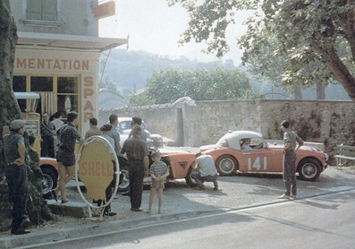 Asistencia de Austin en el 22º Coupe des Alpes 1961
El Austin-Healey 3000 Num 141 es el de Pat Moss - Ann Wisdom.

Los otros pueden ser los de:
Donald Morley - Erle Morley, Clasificado 1º.

Peter Riley - Tony Ambrose, abandonó por accidente.

David Seigle Morris - Vic Elford.
Palabras clave: Austin;Alpes;1961;Asistencias