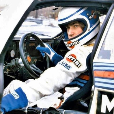 Henri Toivonen
"Henkka"
Cuando formaba parte del Equipo Oficial "Martini Lancia" 1984/85/86
En la foto dentro del Lancia Delta S4.
"Siempre tení­a una buena palabra, sabí­a bromear y era agradable estar con él.
Henri era una persona maravillosa, también fuera del habitáculo, simpático y amable. Un gran amigo para mi­.
Muchos dicen que los nórdicos son cerrados, tristes, pero no es verdad. Henri era un chico honesto y confiable. Seguimos en contacto, incluso cuando nuestras carreras se separaron. Y yo, personalmente, me siento aún con su familia."
Palabras de Paul White, histórico copiloto de Henri en los años que competía con el Talbot.
Palabras clave: Henri_Toivonen;Personajes