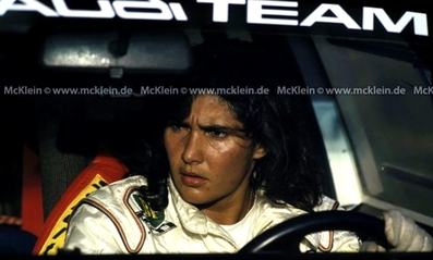 Michèle Mouton
Piloto Oficial del equipo Audi Sport

En 1981 la fichó Audi para probar el nuevo modelo Quattro Sport del Grupo 4 y para secundar a Hannu Mikkola en la búsqueda del tí­tulo mundial.

En su debut entró en la historia del Campeonato Mundial de Rally al ser la primera mujer (y la única) en ganar una prueba del Campeonato Mundial de Rallyes; fue en el Rally de San Remo, en octubre de ese año.

En 1982 hace equipo con Stig Blomqvist y junto con Hannu Mikkola marcan el ritmo del Campeonato desde el inicio de la temporada, con el segundo lugar de Mikkola en el Rally de Monte-Carlo y la victoria de Blomqvist en el Rally de Suecia.

Mouton suma tres victorias más a su historial:
El Rally de Portugal, el Rally de Brasil y el Rally Acrópolis, sin embargo por la inconsistencia del del Audi Quattro que conducí­a, dejó el tí­tulo en manos de su rival, Walter Röhrl, quien se coronó Campeón del Mundo durante el Rally de Costa de Marfil, Mouton terminó como subcampeona, el mejor lugar en la historia del Campeonato Mundial para una mujer.
Palabras clave: Michele_Mouton;Personajes;1984