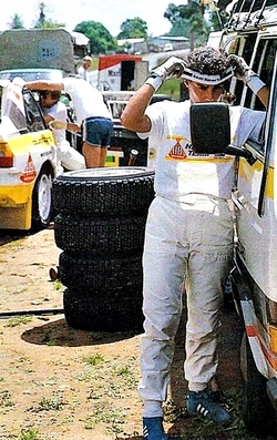 Michèle Mouton
Piloto Oficial del equipo Audi Sport

En 1981 la fichó Audi para probar el nuevo modelo Quattro Sport del Grupo 4 y para secundar a Hannu Mikkola en la búsqueda del tí­tulo mundial.

En su debut entró en la historia del Campeonato Mundial de Rally al ser la primera mujer (y la única) en ganar una prueba del Campeonato Mundial de Rallyes; fue en el Rally de San Remo, en octubre de ese año.

En 1982 hace equipo con Stig Blomqvist y junto con Hannu Mikkola marcan el ritmo del Campeonato desde el inicio de la temporada, con el segundo lugar de Mikkola en el Rally de Monte-Carlo y la victoria de Blomqvist en el Rally de Suecia.

Mouton suma tres victorias más a su historial:
El Rally de Portugal, el Rally de Brasil y el Rally Acrópolis, sin embargo por la inconsistencia del del Audi Quattro que conducí­a, dejó el tí­tulo en manos de su rival, Walter Röhrl, quien se coronó Campeón del Mundo durante el Rally de Costa de Marfil, Mouton terminó como subcampeona, el mejor lugar en la historia del Campeonato Mundial para una mujer.
Palabras clave: Michele_Mouton;Personajes;1984