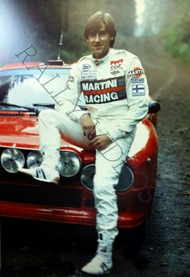 Henkka (1985)
Henri Toivonen

Junto a uno de los pocos Lancia Rally 037 de color rojo que se crearon para competición.
(En esta ocasión como muleto para Henri Toivonen).

Foto durante los reconocimientos del 35º 1000 Lakes Rally 1985.
Palabras clave: Lancia;Rally;Grupo_B;Henri_Toivonen;Personajes;1984