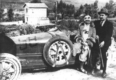 Eliška Junková-Khásová
Elizabeth Junek junto a Vincenzo Florio

Targa Florio 1927
Bugatti Type 35B.
En esta edición llegó a marchar en 4ª posición, y en la edición siguiente de 1928, llegó a ir en cabeza, manteniendo un intenso duelo con Giuseppe Campari.

Problemas mecánicos y quizás, un sabotaje, la harán retroceder hasta el 5º lugar.

La prueba constaba de un total de 540 km
El ganador hizo una media de 71.065 km/h
@
Palabras clave: mujeres;Personajes;Womens;1927