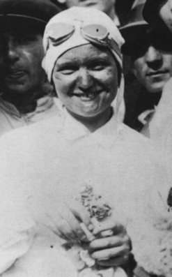 EliÅ¡ka Junková-Khásová (Targa Florio 1928)
Mà¡s conocida como Eliska Junek o Elizabeth Junek (1900-1994).
Era considerada como la mejor piloto de la Historia, al menos hasta la llegada deMichèle Mouton (sin olvidar a Pat Moss, Janet Guthrie, Danica Patrick y algunas otras).
Entre varias hazañas, Elizabeth llegò a marchar en 4º posiciòn en la Targa Florio 1927 (la carrera de 5 vueltas al endiablado circuito Madonie de 108 Km y 250 curvas), y en cabeza de la ediciòn siguiente, manteniendo un intenso duelo con Giuseppe Campari. Problemas mecà¡nicos y, quizà¡, un sabotaje, la harà¡n retroceder hasta el 5º puesto en la clasificaciòn final. Pero Campari, que ha entrado 2º tras Divo, manifestarà¡ que consideraba este duelo con Elizabeth Junek como una de las cumbres de su carrera.@
Palabras clave: mujeres;Personajes;Womens;1928;Elizabeth_Junek