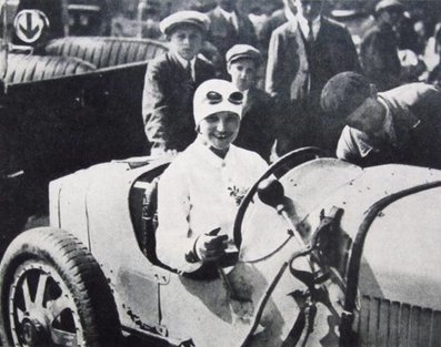 EliÅ¡ka Junková-Khásová
(Elizabeth Junek)
Targa Florio 1928. Bugatti Type 35B. Clasificada 5º.
Llegò a ir en cabeza, manteniendo un intenso duelo con Giuseppe Campari. Problemas mecà¡nicos y, quizà¡, un sabotaje, la harà¡n retroceder hasta el 5º puesto en la clasificaciòn final. Pero Campari, que ha entrado 2º tras Divo, manifestarà¡ que consideraba este duelo con Elizabeth Junek como una de las cumbres de su carrera.@
Palabras clave: mujeres;Personajes;Womens;1928