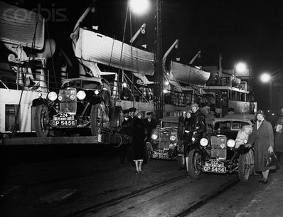 11º Rallye Automobile de Monte-Carlo 1932
Descargando en el puerto 3 Riley de las Srtas:

222# (GP 5454) Srta. P. Morris, clasificada 18ª en categorí­a menos 1500cc.

223# (GP 5455) Srta. Joana Richmond, clasificada 17ª en categorí­a menos 1500cc.

224# (GP 5456) Srta. J.O. Robertson, clasificada 19ª en categorí­a menos 1500cc.

Del 15 al 24 de Enero, Automobile Club de Monaco.
Superficie: asfalto - nieve.

Se inscribieron 118 equipos, tomaron la salida 93, finalizaron 64.
Palabras clave: Riley;Montecarlo;1932;mujeres;Womens