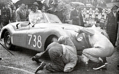 Asistencia en el 17Âª Rally Mille Miglia 1950
En el Jaguar XK120 Roadster de Tommy Wisdom - A. Hume, Retirado@
Palabras clave: Jaguar;Mille_Miglia;1950