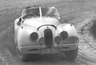 Ian Appleyard - Patricia Appleyard-Lyons
15º Rallye International des Alpes 1952. Jaguar XK 120 (NUB 120). Clasificado 4º.

Del 11 al 17 de Julio, Marseille - Cortina - Cannes.
Superficie: asfalto.

Desconocemos de cuantos kilómetros tanto totales como cronometrados tenia la prueba.

Tomaron la salida 87 equipos, finalizaron 23.@
Palabras clave: Jaguar;Alpes;1952