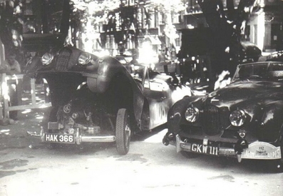 Parque Cerrado del 15º Rallye International des Alpes 1952
Los Jowett Javelin Jupiter de:

108# (HAK 366) a la izquierda el de John Gott - Jack Gillespie, abandonó por los tambores traseros.

112# (GKW 111) a derecha el de  Tommy Wise - M.S Wilson, abandonó por la caja de cambios.

Del 11 al 17 de Julio, Marseille - Cortina - Cannes.
Superficie: asfalto.

Desconocemos de cuantos kilómetros tanto totales como cronometrados tenia la prueba.

Tomaron la salida 87 equipos, finalizaron 23.
@
Palabras clave: Jowett;Alpes;1952