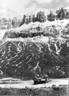 Dennis G. Scott - John Cunningham
17º Rally Coupe del Alpes 1954,  Jaguar XK120 Roadster, Clasificado 22º
Nota: este coche es el que empleo el matrimonio Appleyard, el año anterior en este mismo rally, Clasificandose 5º@
Palabras clave: Jaguar;Alpes;1954