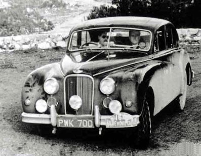 Ronnie J. Adams - Frank E. Biggar
16º Rallye Automobile de Monte-Carlo 1956. Jaguar MK7 3.4 (PWK 700). Clasificado 1º.

Del 16 al 23 de Enero, Monaco.
Superficie: asfalto - nieve.

El Rally tenia un total de 4800 km de los que 420 km divididos en 18 tramos eran especiales, (2 ellas fueron canceladas SS10 Col de la Porte de 18.25 Km y SS11 La Cabanette de 18.25Km).

Tomaron la salida 278 equipos, finalizaron 51.@
Palabras clave: Jaguar;Montecarlo;1956