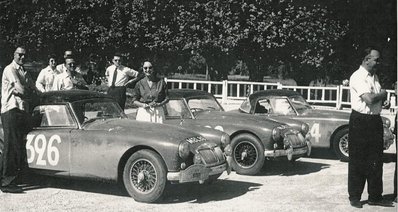 Nancy Mitchell - Pat Faichney
18º Rallye International des Alpes 1956. MG A. Clasificada 15º.

A su lado están los demas componentes del Equipo que no se clasificaron entre los 18 primeros.

De 6 al 13 de Julio, Marseille - Zagreb - Marseille.
Superficie: asfalto.

Tomaron la salida 80 equipos, finalizaron 34.
@
Palabras clave: MG;Alpes;1956