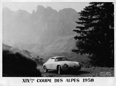Bernard Consten - Roger de Lageneste
19º Critérium International de la Montagne - Coupe des Alpes 1958. Alfa Romeo Giulietta SZ (643 EN 14). Clasificado 1º.

Del 7 al 12 de Julio, Marseille-Brescia-Les Gets-Marseille.
Superficie: asfalto - tierra.

Tomaton la salida 55 equipos, finalizaron 25.@
Palabras clave: Alfa_Romeo;Alpes;1958
