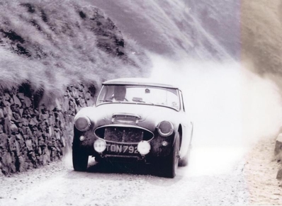 Nancy Mitchell - G.Wilton-Clark
19º Critérium International de la Montagne - Coupe des Alpes 1958. Austin-Healey 100/4 (TON 792). Clasificado 13º.

Del 7 al 12 de Julio, Marseille-Brescia-Les Gets-Marseille.
Superficie: asfalto - tierra.

Tomaton la salida 55 equipos, finalizaron 25.@
Palabras clave: Austin;Alpes;1958