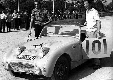 John Sprinzel - Willy Cave   
19º Critérium International de la Montagne - Coupe des Alpes 1958. Austin-Healey Sprite Mk1 (PMO 200). Clasificado 15º.

Del 7 al 12 de Julio, Marseille-Brescia-Les Gets-Marseille.
Superficie: asfalto - tierra.

Tomaton la salida 55 equipos, finalizaron 25.@
Palabras clave: Austin;Alpes;1958