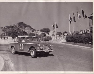 Mary Handley-Page - Lola Grounds
19º Critérium International de la Montagne - Coupe des Alpes 1958. Austin Healey Sprite (VRW 471). Clasificado 16º.

Del 7 al 12 de Julio, Marseille-Brescia-Les Gets-Marseille.
Superficie: asfalto - tierra.

Tomaton la salida 55 equipos, finalizaron 25.@
Palabras clave: Austin;Alpes;1958