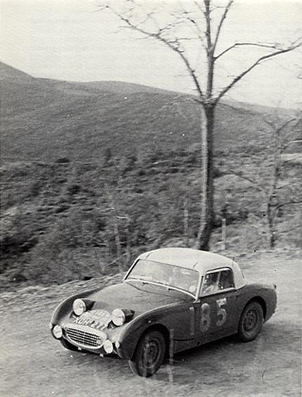 Tommy Wisdom - Douglas Johns
28º Rallye Automobile de Monte-Carlo 1959. Austin Healey Sprite. Clasificado 63º.

Del 19 al 25 de Enero, Monaco.
Superficie: asfalto - nieve.

El Rally tenía un total de 3486.00 km incluyendo tramos de enlace.
Desconocemos de cuantos kilómetros cronometrados constaba la prueba.

Se inscribieron 345 equipos, tomaron la salida 322, finalizaron 186.@
Palabras clave: Austin;Healey;Sprite;Montecarlo;1959