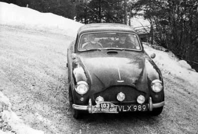 Charles Comte de Salis - Peter Bridgeman
28º Rallye Automobile de Monte-Carlo 1959. Aston Martin DB Mk3 (VLX 989). Clasificado 118º.

Del 19 al 25 de Enero, Monaco.
Superficie: asfalto - nieve.

El Rally tenía un total de 3486.00 km incluyendo tramos de enlace.
Desconocemos de cuantos kilómetros cronometrados constaba la prueba.

Se inscribieron 345 equipos, tomaron la salida 322, finalizaron 186.@
Palabras clave: Aston;Martin;Montecarlo;1959;nieve