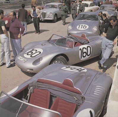 44º Targa Florio 1960
Jo Bonnnier (a la iz.), Olivier Gendebien (a la d.) i varios Porsches
#184, Jo Bonnier & Hans Herrmann, 718 RS 60, clasificado 1º.
#160, Edgar Barth & Graham Hill, 718 RS 60, Clasificado 5º.
#116, Paul E. Strähle, Dieter Lissmann & Herbert Linge, 356B Abarth-Carrera GTL, clasificado 6º.
Palabras clave: Porsche;Targa_Florio;Personajes;Abarth;Carrera;GTL;1960