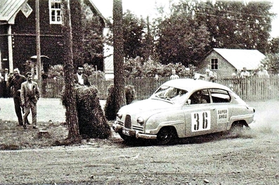 Carl-Otto Bremer - Juhani Lampi
10º Jyväskylän Suurajot - Rally of the 1000 Lakes 1960. Saab 96. Clasificado 1º.

Del 19 al 21 de Agosto, Jyväskylä.
Superficie: tierra.

El Rally tenia un total de 1942.00 km de los que 116.00 km eran cronometrados.

Tomaron la salida 84 equipos, finalizaron 51.@
Palabras clave: Saab;Finlandia;Lagos;Jyvaskylan_Suurajot;1960