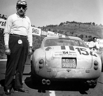 Jo Schlesser (1928-1968)
El veterano piloto francés formando equipo con su paisano Pierre Damay, finalizaran 2º de la General en el Tour Auto de Francia (1960) al volante de un Ferrari 250-GT SWB del "Team Loustel". 

Un caballero del volante a la antigua usanza en un panorama automovilístico europeo que se abrí­a incontenible a las jóvenes promociones de pilotos. 

Todo un sàímbolo del deporte del motor francés.

Texto informaciòn Antonio De Leon Evora
Palabras clave: Jo_Schlesser;Ferrari;1960