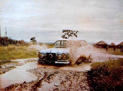 William "Bill" Fritschy - Jack Ellis
10º East African Safari Rally 1962. Mercedes 220-SE. Abandonó por rotura del eje trasero.

Del 19 al 23 de Abril, Nairobi-Kampala-Dar es Salaam-Nairobi.
Superficie: tierra.

Tomaron la salida 104 equipos, finalizaron 46.@
Palabras clave: Mercedes;Benz;Safari;1962