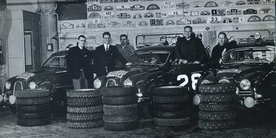 32º Rallye Automobile de Monte-Carlo 1963
En el centro, Erik Carlsson - Gunnar Palm, Saab 96 Sport (P 77558), clasificado 1º.

Del 20 al 24 de Enero, Monte-Carlo.
Superficie: asfalto - nieve.

Tomaron la salida 296 equipos, finalizaron 96.@
Palabras clave: Erik_Carlsson;Gunnar_Palm;Saab;Montecarlo;1963;Personajes