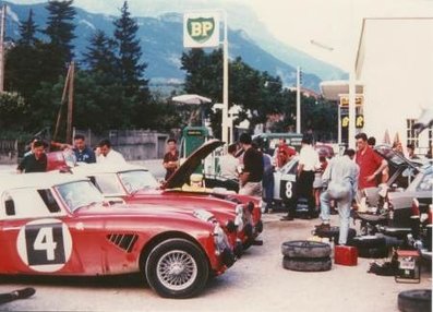 Asistencia en el 24º Coupe des Alpes 1963
En dos de los 4 Austin-Healey 3000 que participaron en la prueba.

En primer plano el 4# Austin Healey 3000 (37 ARX) de Jude Morley Donald - Erle Morley Godfrey, Abandonó por diferencial del coche.

Del 20 al 25 de Junio, Marseille - Chamonix - Milan - Marseille.
Superficie: asfalto.

Tomaron la salida 79 equipos, finalizaron 24.
@
Palabras clave: Austin;Alpes;1963